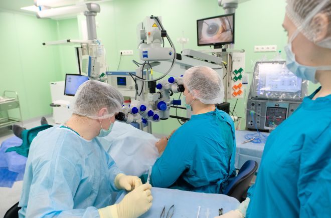 Офтальмологи Боткинской больницы спасли от слепоты мужчину с пересаженным сердцем