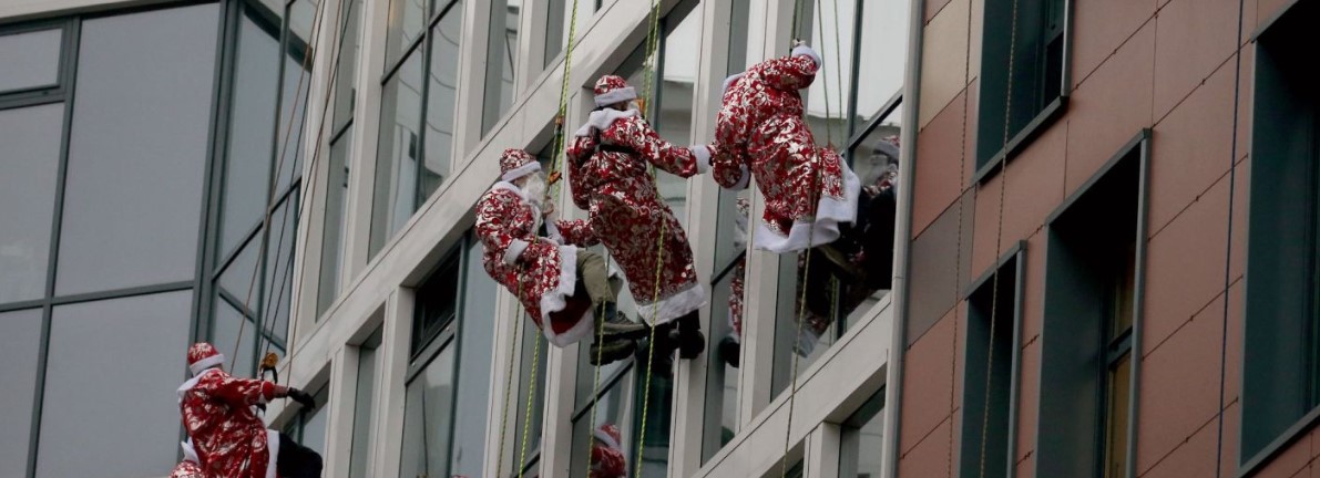 Новогодняя сказка: в Морозовской детской больнице высадился десант Дедов Морозов
