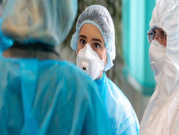 Более 300 московских врачей во время пандемии помогали регионам в борьбе с COVID-19