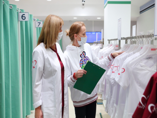Более 45 тысяч врачей получили новую форму в экипировочном центре Депздрава