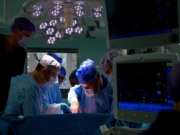 Врачи Склифа удалили аневризму пациенту с зеркальным расположением органов и множеством сопутствующих патологий