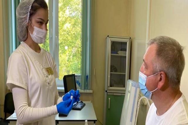Главный врач больницы Вересаева сделал прививку от коронавируса