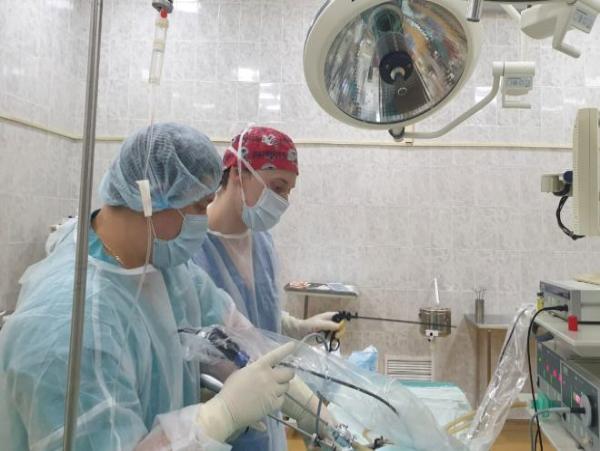 Хирурги больницы Сперанского спасли ребенка, проглотившего две батарейки-таблетки